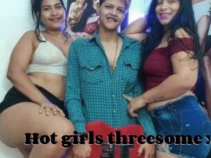 Hot_girls_threesome_x